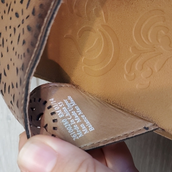 Clarks "Like New"Womens T Strap Wedge Comfort Sandals shoes sz 8M - Picture 11 of 11